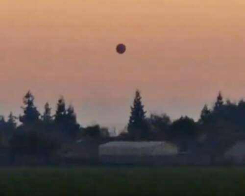 Musta pallon muotoinen UFO Kaliforniassa