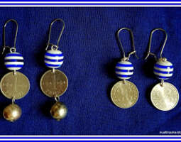 Sinivalkoisia korviksia penneistä ja helmistä