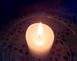 Kynttilä on yleensä vahasta valmistettu valon...