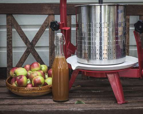 Omenamehun puristaminen ja omenasiiderin valm...