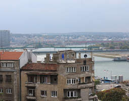 Vesisadetta ja pommeja Belgradin taivaalta