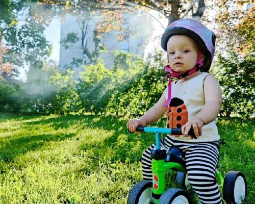 1-vuotias potkupyöräilijä