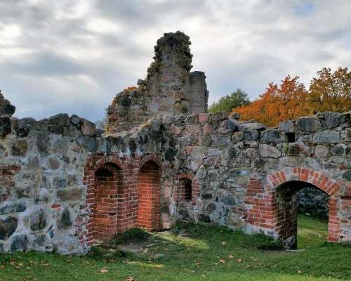Exploring the Kuusisto castle ruins in the dark