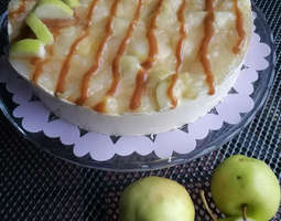Omena-kinuski-juustokakku