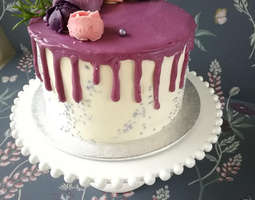 Red velvet kakku violetilla ganachella