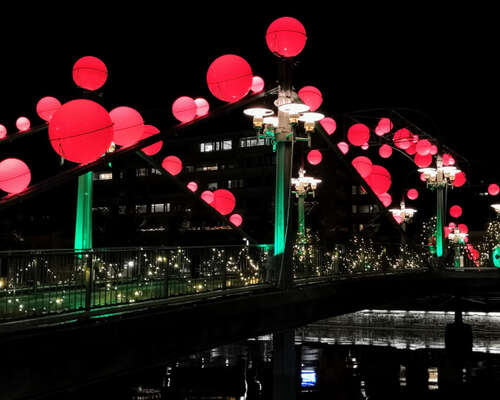Joulupallot somistavat siltaa