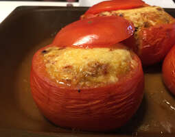 Muhkeat ja maistuvat täytetyt tomaatit.