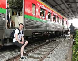 Bangkokissa pikkurahalla – Maeklong Railway M...