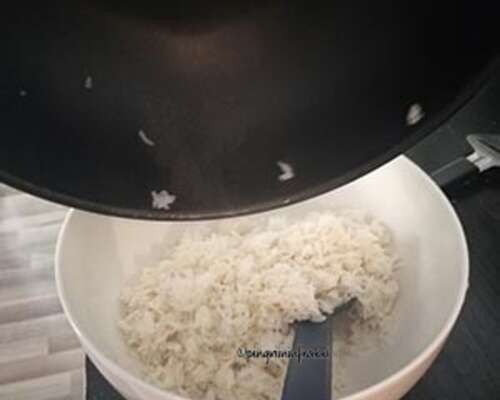 Kookoskana ja paistettu riisi