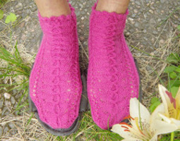 Puolukkapuuron väriset sukat