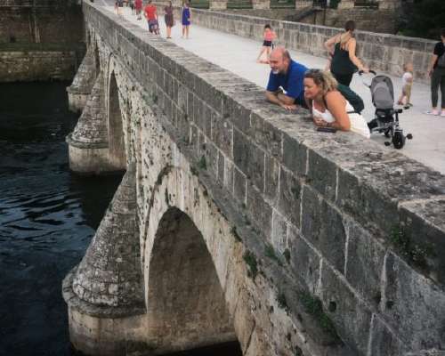 Drina-joen silta peilaa Višegradin veristä hi...
