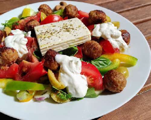 Naturlin vegepullia ja kreikkalaista salaattia