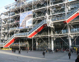 Pariisin Pompidou-keskus elää eri tunnelmissa...