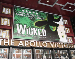 Wicked musikaali Lontoon Apollo Victoria teat...