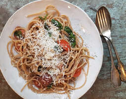 Spaghetti tuoreiden tomaattien ja basilikan kera