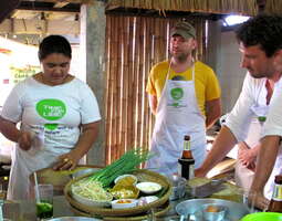 Vegaanista thairuokaa kokkikoulussa Koh Lantalla