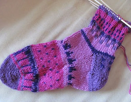 Kärjestä aloitettu sukka sukkapuikoilla