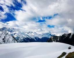 Hiihtovaellus Itävallasta vuoren yli Sveitsiin