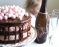 Suklaa-mansikka naked cake