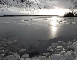 Mökkijärvi jäätyy