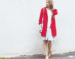 Punainen takki ja denimmekko