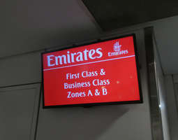 Emiratesin koneessa Australian matkallamme