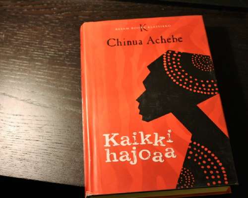 Chinua Achebe: Kaikki hajoaa