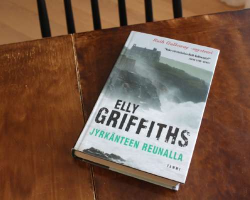 Elly Griffths: Jyrkänteen reunalla