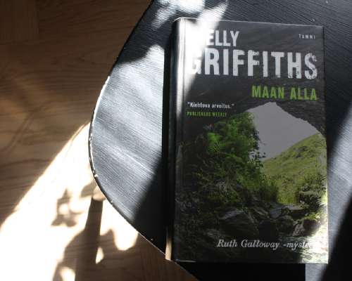 Elly Griffths: Maan alla