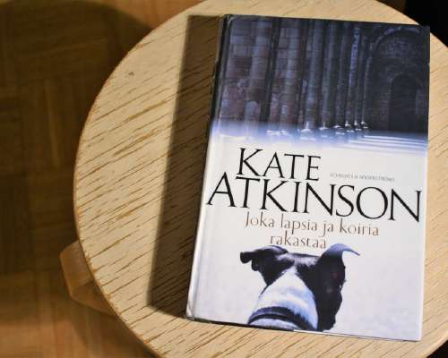 Kate Atkinson: Joka lapsia ja koiria rakastaa