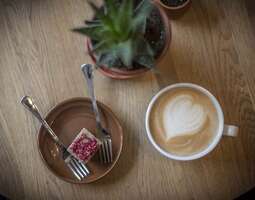 Lisanna-kahvila ja pienoinen riippuvuus