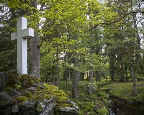Pieni vihreä helmi: Glehnin hautausmaa Nõmmella