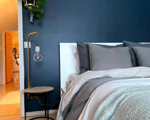 Makuuhuoneen sininen seinä