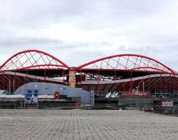 Valon stadionilla Benficaa palvomassa
