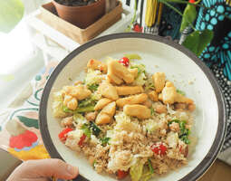 Lautasella: couscous-salaatti ja mifu-suikaleet