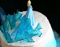 Frozen -kakku jääkarkein koristeltuna