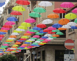 Genovan värikäs sateenvarjokatu ja hyvä junar...