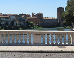 Pieni Italian matkasanakirja ja kuvia Veronasta