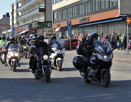 Moottoripyörä- ja autoparaati Torniossa 1.5.2016