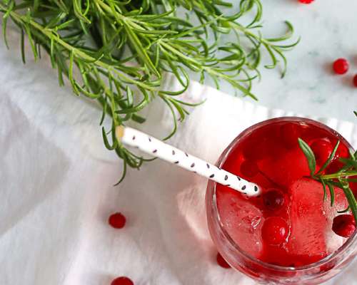 Juhlava karpalo-rosmariini-cocktail
