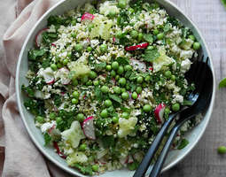 Kesän vehrein salaatti (feta-herne-kukkakaali)