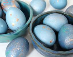 Kananmunien värjäystä – kaunis sinisen sävy s...