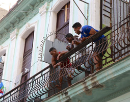 CUBA – People Watching