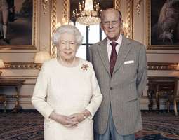 Kuningatar Elisabet ja prinssi Philip viettäv...