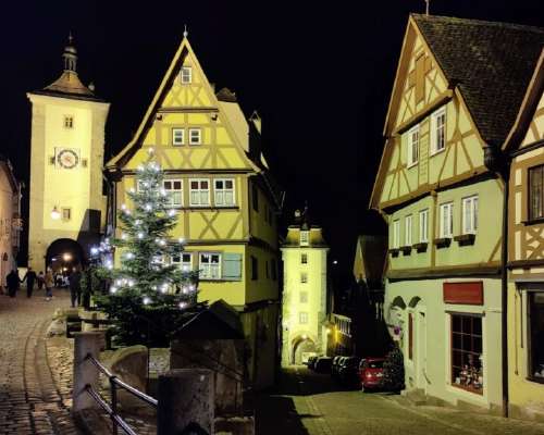 Muurien ympäröimä viehättävä Rothenburg ob de...