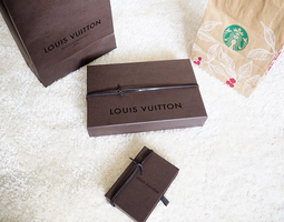 Geneerisiä shoppailuita: Louis Vuitton & Star...