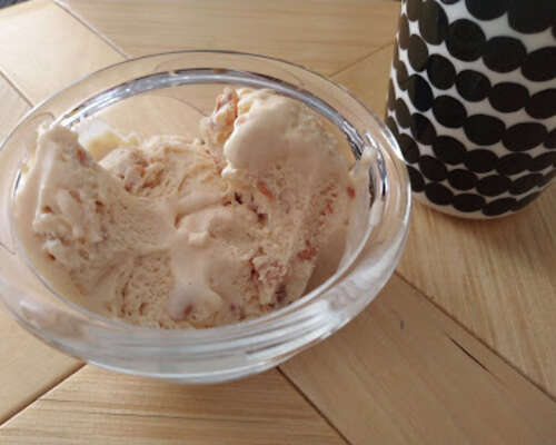 Itse tehtyä kinuskipähkinä jäätelöä