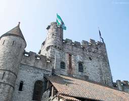 Gravensteenin linna komeilee keskellä Gentiä