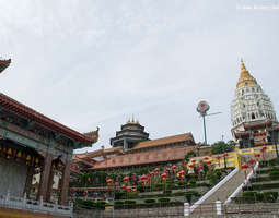Kek Lok Si -temppeli on värien ilotulitusta