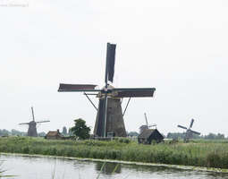 Kinderdijk: hollantilainen tuulimyllymaisema ...